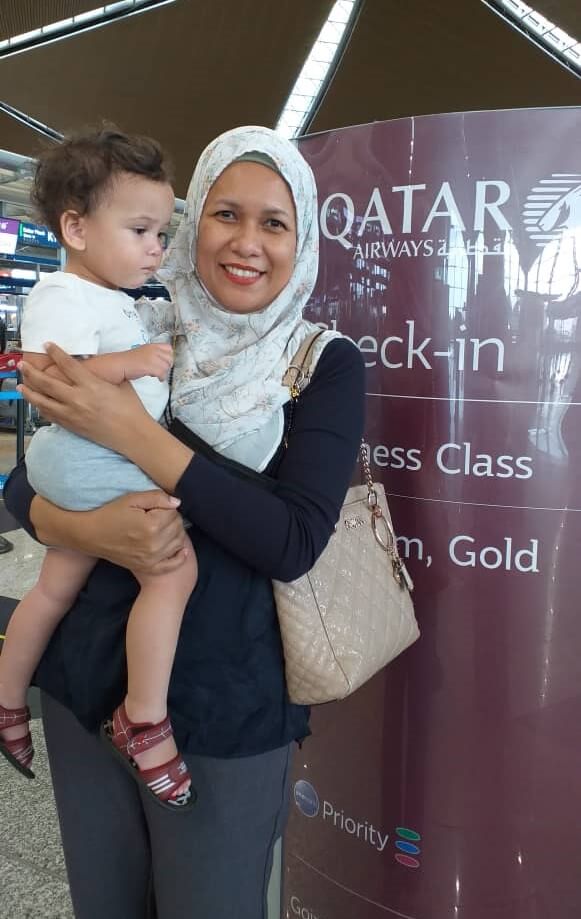 Fara and Leila in front of Qatar Airways sign
